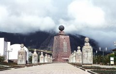 厄瓜多��基多的赤道碑